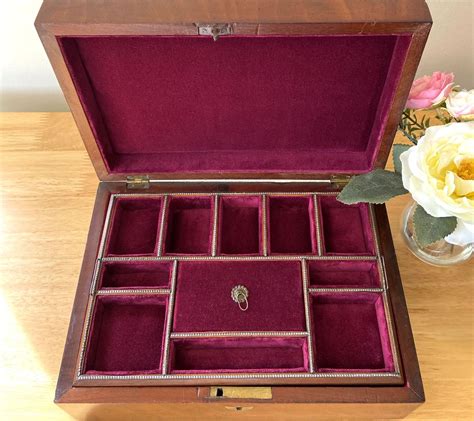 The Search for Restoration: A Dream of Vintage Jewellery Boxes